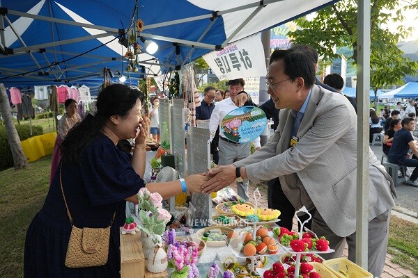 윤병태 시장(오른쪽)이 플리마켓에 참여한 지역 소상공인을 격려하고 있는 모습.
