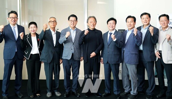 김영록 전라남도지사가 30일 여수 GS칼텍스 예울마루에서 열린 ‘제9회 여수음악제 개막식’에 참석해 주요 내빈과 기념촬영을 하고 있다.