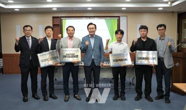 나주시가 ‘2025년도 스타기업과 pre스타기업’을 각각 2곳 선정하고 현판수여와 업무협약을 체결했다.(사진제공-나주시)