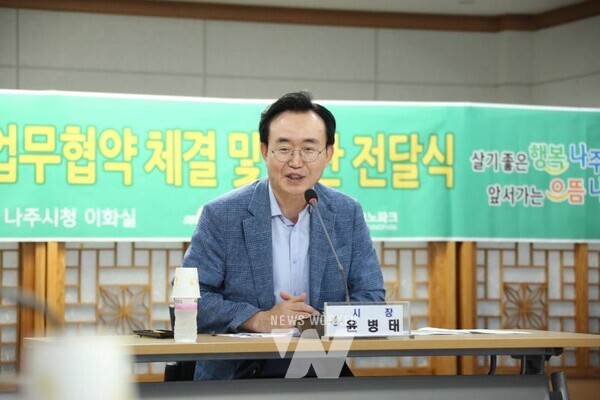 윤병태 시장이 올해 새롭게 선정된 스타기업 관계자들에게 축하와 함께 격려하고 있는 모습.(사진제공-나주시)