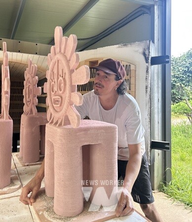 고흥분청문화박물관 내 세심헌에서 도예가 토마스 카르피오가 작업하는 모습