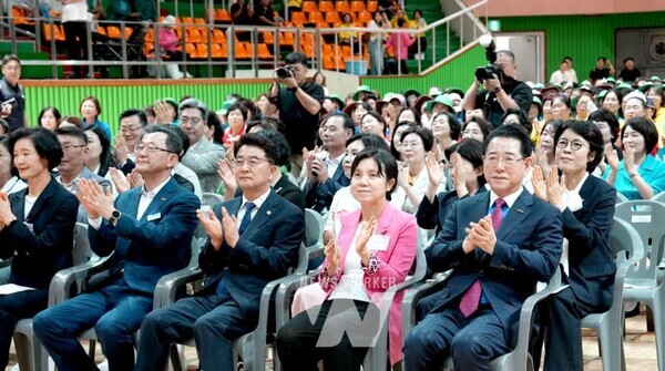 김영록 전라남도지사가 1일 해남우슬체육관에서 열린 ‘전남새마을부녀회 한마음어울마당’에서 주요 내빈과 행사 개회를 축하하고 있다.