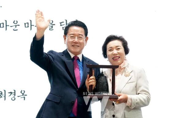 김영록 전라남도지사가 1일 해남우슬체육관에서 열린 ‘전남새마을부녀회 한마음어울마당’에서 최경옥 전남새마을부녀회장으로부터 감사패를 전달받고 있다.