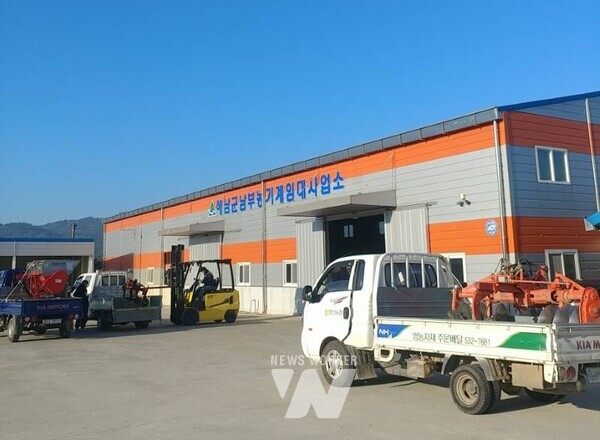 전남 해남군이 스마트폰 앱과 큐알(QR)코드를 활용한 농가 편의 제공으로 농기계를 임대하는 농업인들에게 큰 호응을 얻고 있다.