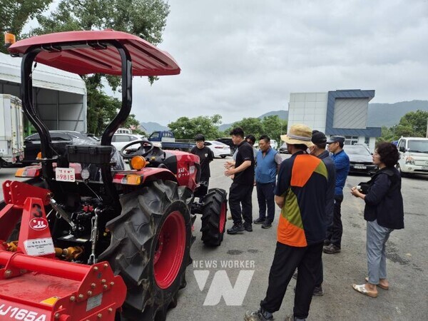 전남 해남군이 스마트폰 앱과 큐알(QR)코드를 활용한 농가 편의 제공으로 농기계를 임대하는 농업인들에게 큰 호응을 얻고 있다.