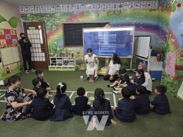 유치원과 초등교사가 현지 유아 및 학생들과 소통하는 모습.