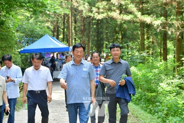 공직자, 관계자들과 함께 축령산 산림자원을 확인 중인 김한종 장성군수