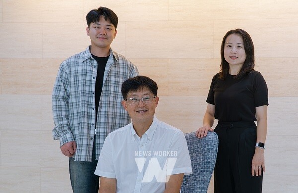 왼쪽부터신소재공학과 이재훈 박사, 권인찬 교수, 권나현 박사과정생