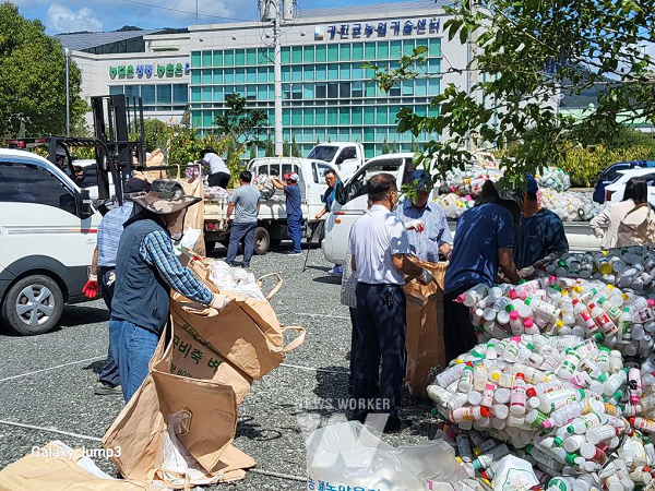 농촌지도자강진군연합회가 최근 무분별하게 방치된 농약 빈병을 수거했다.