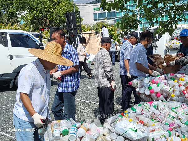 농촌지도자강진군연합회가 최근 무분별하게 방치된 농약 빈병을 수거했다.