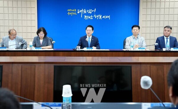 김영록 전라남도지사가 2일 도청 서재필실에서 열린 전남농업마이스터대학 졸업생 간담회에서 의견을 청취하고 전남농업의 발전 방향을 논의하고 있다.