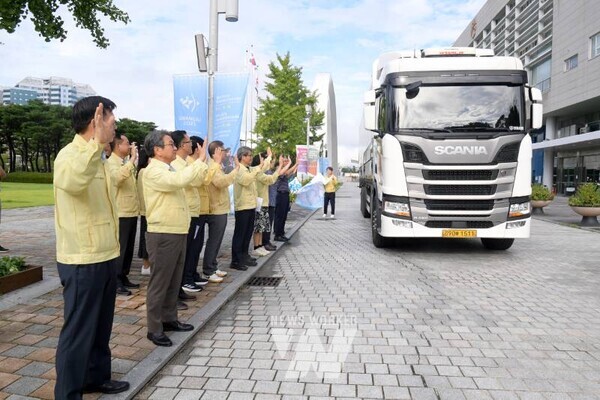 강기정 광주광역시장이 2일 오전 시청 잔디광장에서 가뭄으로 어려움을 겪고 있는 강원도 강릉시에 보낼 생수 1만병을 실은 차량을 배웅하고 있다. /광주광역시 제공