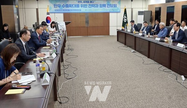 한우 수출 확대 간담회에서 발언하고 있는 홍문표 사장* aT 홍문표 사장[좌측 3번째]