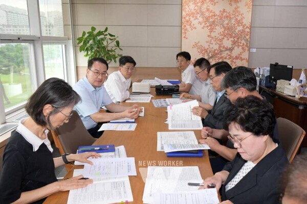 김영문 문화경제부시장이 2일 시청에서 실국장들과 ‘광주 미래전략 전담팀(TF)’ 회의를 하고 있다./광주광역시 제공