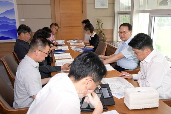 김영문 문화경제부시장이 2일 시청에서 실국장들과 ‘광주 미래전략 전담팀(TF)’ 회의를 하고 있다./광주광역시 제공