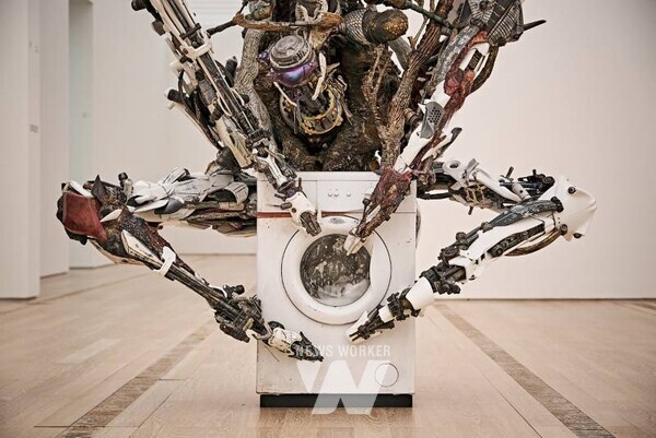 《아드리안 비야르 로하스: 적군의 언어》 상상의 종말 VI ⓒ Adrián Villar Rojas 사진: Jörg Baumann. 제공: 아트선재센터