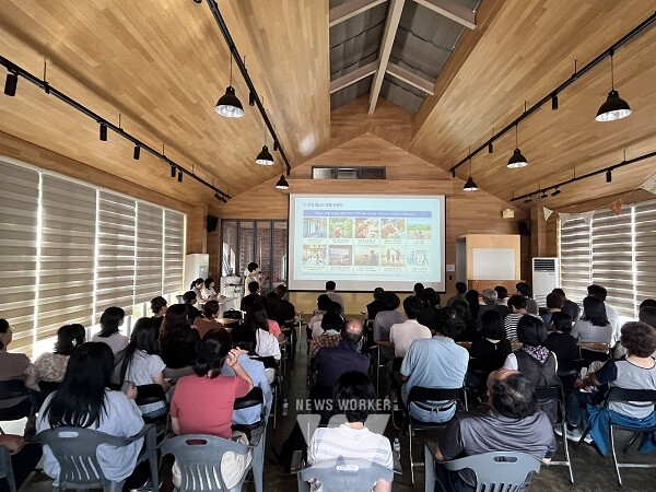 2일 저전나눔터에서 열린 「순천시 치유관광 미래전략 릴레이 특강」에 시민, 공직자, 지역 소상공인들이 참석해 강의를 듣고 있다.