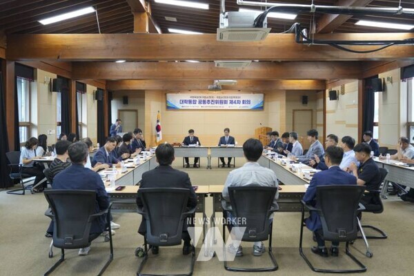 국립순천대학교(총장 이병운)와 국립목포대학교(총장 송하철)는 지난 2일(화), 전남 장흥 목재산업지원센터에서 ‘대학통합 공동추진위원회 제4차 회의’를 개최하고, 양 대학의 통합 추진을 위한 구체적 방안을 논의했다