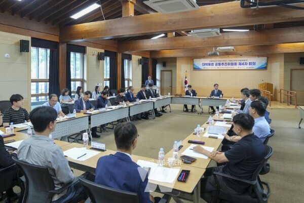 국립순천대학교(총장 이병운)와 국립목포대학교(총장 송하철)는 지난 2일(화), 전남 장흥 목재산업지원센터에서 ‘대학통합 공동추진위원회 제4차 회의’를 개최하고, 양 대학의 통합 추진을 위한 구체적 방안을 논의했다