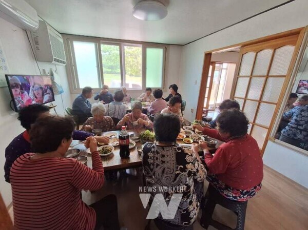 순천시는 상반기 농번기 여성농업인의 가사부담을 덜어주는 농번기 마을공동급식을 지원했다