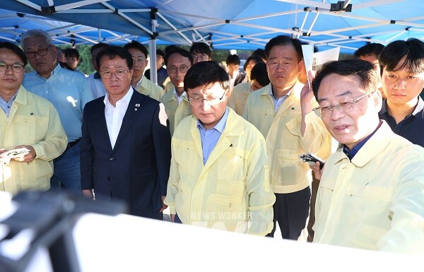 강진원 강진군수가 지난달 29일 강진 병영천댐 후보지 현장에서 김성환 환경부장관에게 기후위기·재난 예방 등과 관련해 현안사업의 필요성을 적극 설명하고 있다.