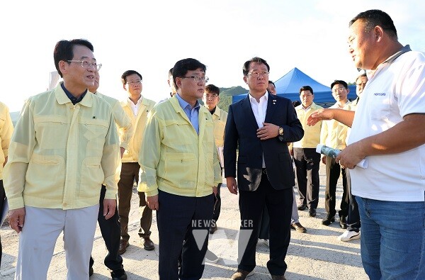 김성환 환경부장관, 문금주 국회의원, 강진원 강진군수가 지난 29일 강진 병영천댐 후보지 현장에서 지역주민으로부터 댐 건설의 필요성에 대해 듣고 있다.