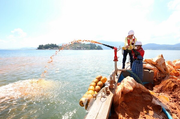 3일, 고흥군 양국진 부군수가 금산면 신촌 해역에서 진행된 적조 방제 작업에 참여하며 현장을 점검하고 있다