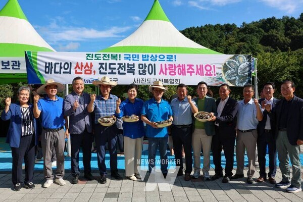 전남 진도군이 고수온과 판매저조로 이중고를 겪고 있는 전복양식 어가를 살리기 위해 팔을 걷어붙였다.