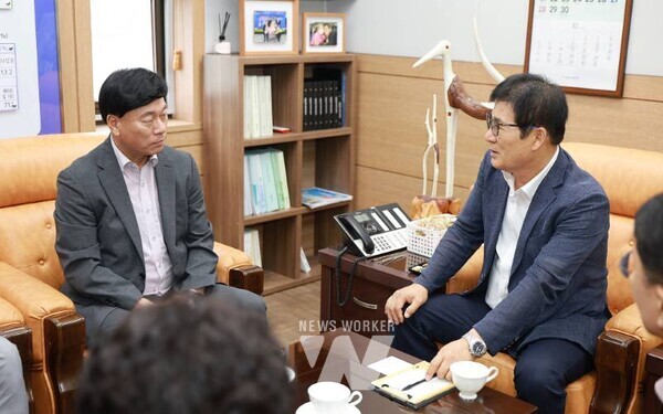 김명선 금호타이어 부사장(왼쪽) 이상익 함평군수(오른쪽)