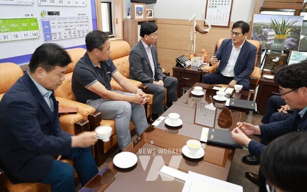 (왼쪽부터) 김옥조 금호타이어 상무, 황호길 금호타이어 전무,김명선 금호타이어 부사장, 이상익 함평군수(가운데)