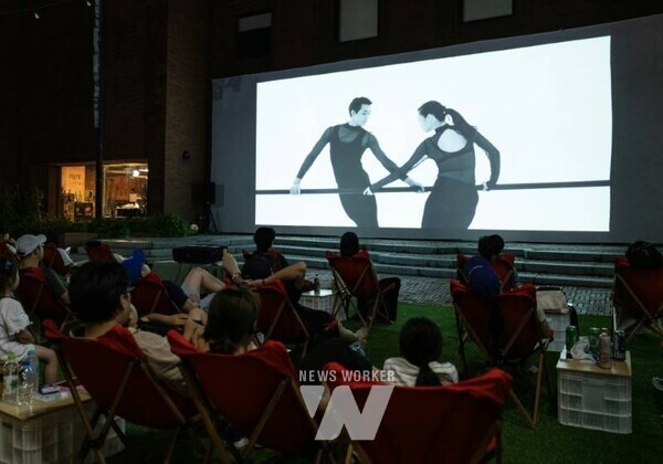 2024년 아르코예술극장 앞마당 상영회 현장 (사진 : 한국문화예술위원회 제공)