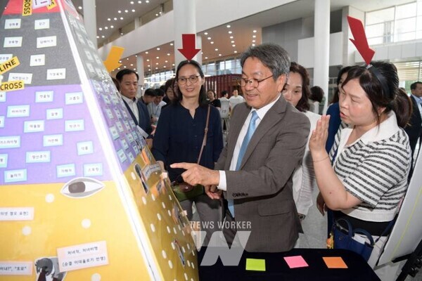 강기정 광주광역시장이 3일 오후 시청 1층 시민홀에서 열린 ‘2025년 양성평등주간 기념식'에 참석해 기념사를 하고 있다./광주광역시 제공강기정 광주광역시장이 3일 오후 시청 시민홀에서 열린 2025 양성평등주간 기념행사에 참석해 관계자들과 함께 행사장 라운딩을 하고 있다. /광주광역시 제공강기정 광주광역시장이 3일 오후 시청 시민홀에서 열린 2025 양성평등주간 기념행사에 참석해 유공자 시상을 한 후 수상자들과 함께 기념촬영을 하고 있다. /광주광역시 제공강기정 광주광역시장이 3일 오후 시청 시민홀에서 열린 2025 양성평등주간 기념행사에 참석해 참석자들과 함께 양성평등 장갑 퍼포먼스를 하고 있다. /광주광역시 제공