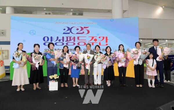 강기정 광주광역시장이 3일 오후 시청 시민홀에서 열린 2025 양성평등주간 기념행사에 참석해 유공자 시상을 한 후 수상자들과 함께 기념촬영을 하고 있다. /광주광역시 제공