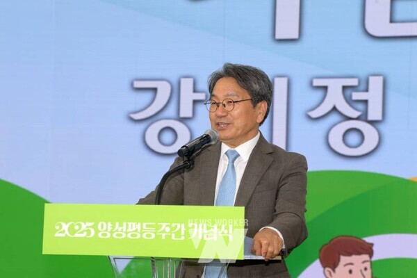 강기정 광주광역시장이 3일 오후 시청 1층 시민홀에서 열린 ‘2025년 양성평등주간 기념식'에 참석해 기념사를 하고 있다./광주광역시 제공강기정 광주광역시장이 3일 오후 시청 시민홀에서 열린 2025 양성평등주간 기념행사에 참석해 관계자들과 함께 행사장 라운딩을 하고 있다. /광주광역시 제공강기정 광주광역시장이 3일 오후 시청 시민홀에서 열린 2025 양성평등주간 기념행사에 참석해 유공자 시상을 한 후 수상자들과 함께 기념촬영을 하고 있다. /광주광역시 제공강기정 광주광역시장이 3일 오후 시청 시민홀에서 열린 2025 양성평등주간 기념행사에 참석해 참석자들과 함께 양성평등 장갑 퍼포먼스를 하고 있다. /광주광역시 제공