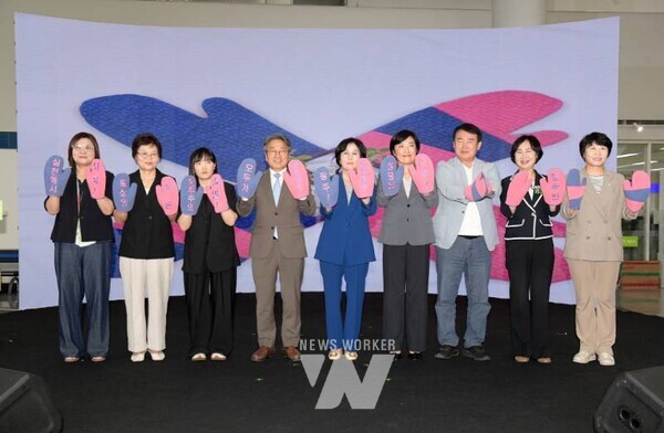 강기정 광주광역시장이 3일 오후 시청 시민홀에서 열린 2025 양성평등주간 기념행사에 참석해 참석자들과 함께 양성평등 장갑 퍼포먼스를 하고 있다. /광주광역시 제공