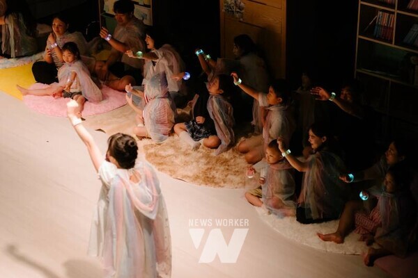 포밍부스-안녕, 잠 공연 모습 (사진 : 한국문화예술위원회 제공)