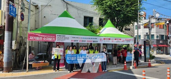 건강 부스에서 혈압·혈당·콜레스테롤을 측정하는 모습