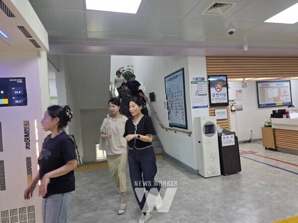 화재 발생 상황을 가정해 직원들이 건물 외부로 대피하고 있다.