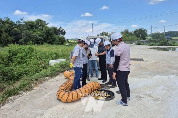 전남 영광군(군수 장세일)은 최근 전국적으로 발생하고 있는 맨홀 질식사고 등 밀폐공간 작업 관련 안전사고 예방을 위해 지난 3일 하수도 공사 현장에서 현장 근로자 특별 안전 교육을 실시했다.