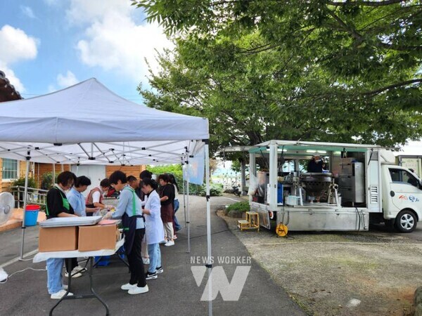사랑의 밥차를 준비하는 자원봉사자들의 모습