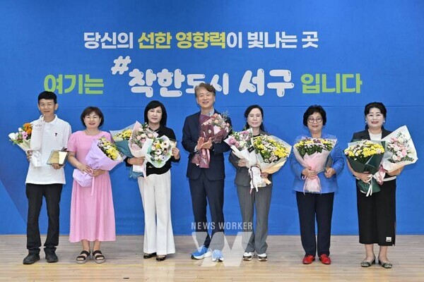 김이강 광주 서구청장이 4일 서구청 들불홀에서 열린 ‘서로 존중하는 가족, 함께 걷는 서구’ 양성평등주간 기념행사에서 유공차 표창 후 기념촬영을 하고 있다. /광주 서구 제공