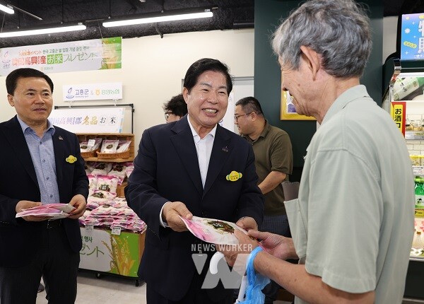 4일 공영민 고흥군수가 일본 도쿄 신주쿠 한국 유통매장에서 열린 고흥 쌀 500g 증정 행사에서 방문객에게 쌀을 나눠주고 있다