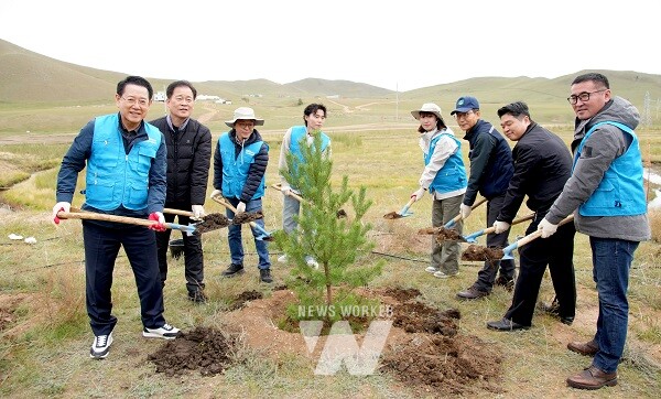 몽골을 방문 중인 김영록 전라남도지사가 4일(현지시간) 울란바토르 테를지 국립공원 내 한-몽 그린벨트 사업지구에서 몽골 산림청과 함께 기후위기 대응 사막화 방지를 위한 우호의 숲 나무심기 행사를 하고 있다.