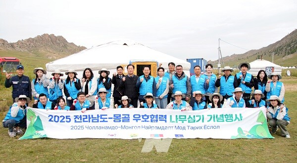 몽골을 방문 중인 김영록 전라남도지사가 4일(현지시간) 울란바토르 테를지 국립공원 내 한-몽 그린벨트 사업지구에서 몽골 산림청과 함께 기후위기 대응 사막화 방지를 위한 우호의 숲 나무심기 행사를 하고 있다.