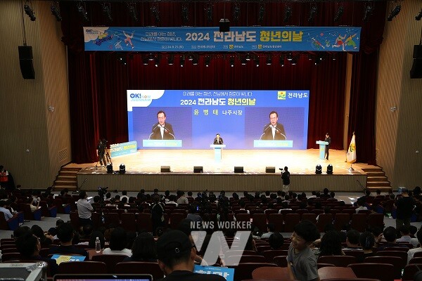 나주시가 오는 20일 ‘2025 청년의 날 & JOB 페스티벌’을 개최한다. 사진은 지난해(2024년) 전라남도 청년의날 행사에 참석해 축사 하고 있는 윤병태 시장.(사진제공-나주시)