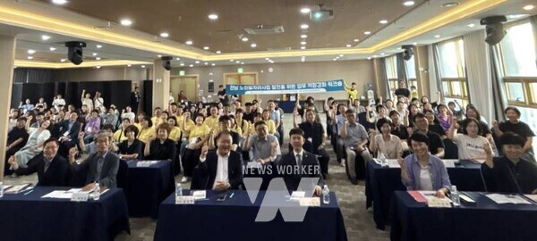 전라남도는 5일까지 3일간 제주도에서 ‘2025년 노인일자리사업 내실화를 위한 민·관 합동 워크숍’을 열어 초고령 사회 어르신의 역량을 적극 활용할 수 있는 정책대안을 모색했다.