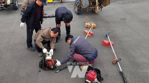 전남 진도군은 추석 명절 전 예초기 사용이 증가함에 따라 안전사고를 예방하기 위해 작업자에 대한 안전교육을 진행하고 예초기를 무상으로 수리한다
