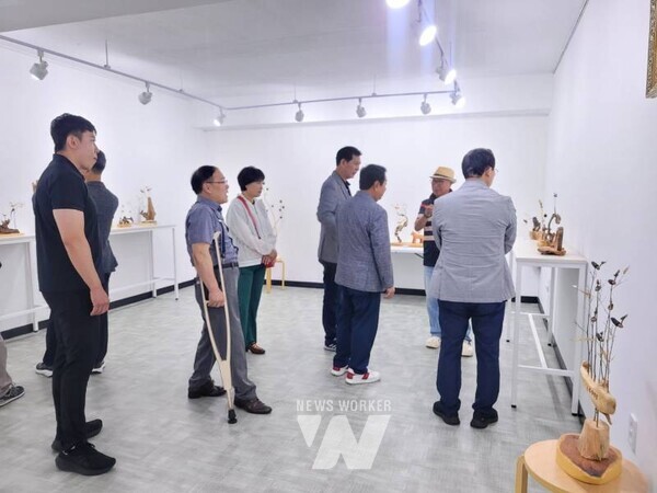 지난 2일 경기도의회 의정정책추진단 17명이 진도군 옥주골창작소를 방문해, 문화예술 거점 공간으로서의 활용 현황을 둘러보고 관계자들과 교류하는 시간을 가졌다