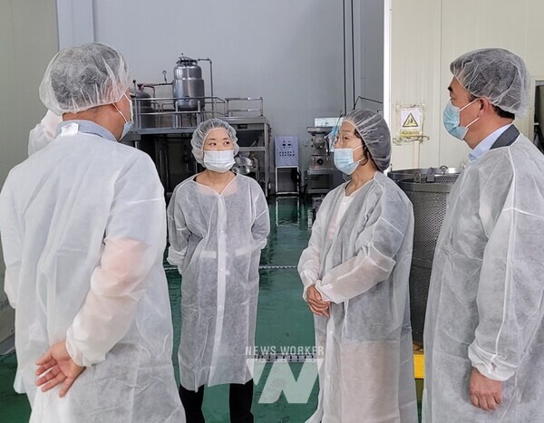 전남농업기술원 엄다면 옥반식품 현장 방문 (오른쪽부터)강하춘 함평군 부군수, 김행란 전남 농업기술원장