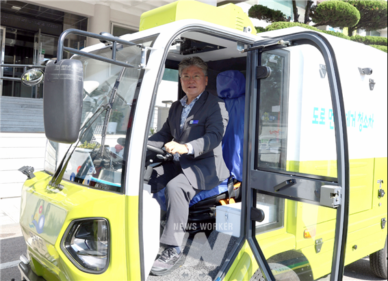 전남 영광군은 도로 위 재비산먼지를 줄이고 쾌적한 환경을 조성하기 위해 전기 구동 방식의 재비산먼지 청소차 2대를 도입해 본격 운영에 들어간다
